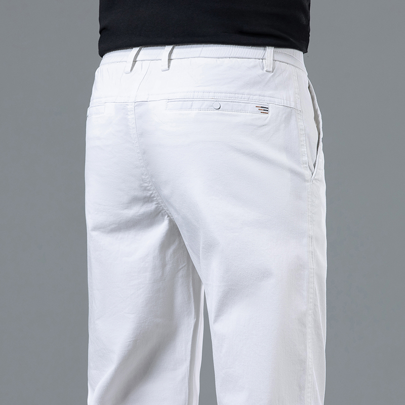 Summer Clothing Brands Men - Sommerliche, leicht geschnittene, gerade weiße Herrenhose.