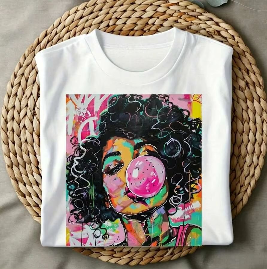 Summer Clothing Trends For Women 2026 - Funky Weekend Vibes Pop-Art-Print mit lockigem